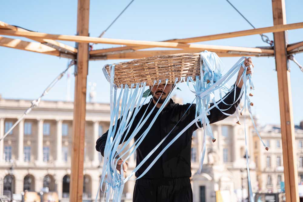 Dispositivo para ser poseido por cuerpos de agua - Banana Contemporary